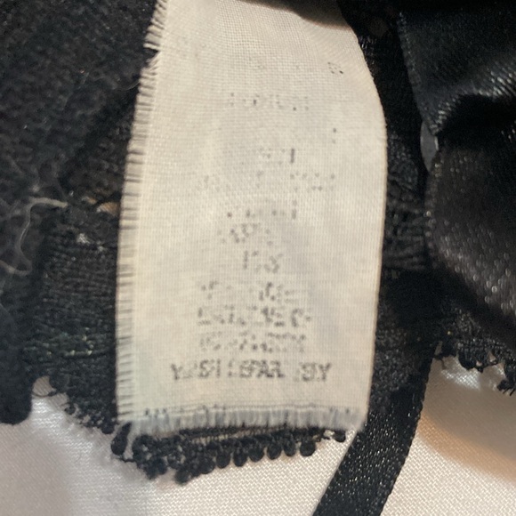 Vintage Black Lace Rose Corset w/ hook~n~eye secured front & back. Pre ~loved - Picture 14 of 14